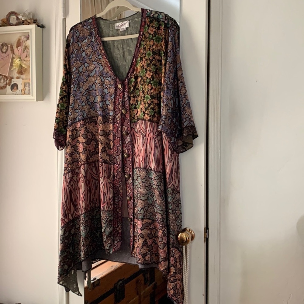 Like soft silk velvet (100%polyester) oversized bohemian duster. OS up to 3X